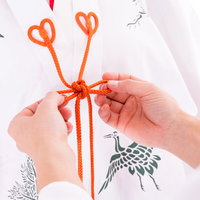 巫女装束「千早」を結ぶ手元の写真