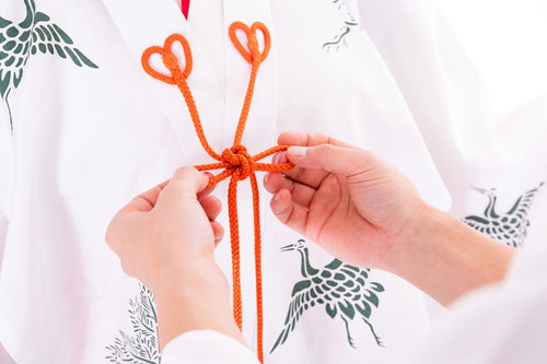 巫女装束「千早」を結ぶ手元