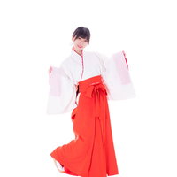 新年を喜ぶ巫女さんが両手を広げて喜びを表現する正月の写真