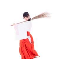 バッター4番の巫女のバッティングフォームの写真