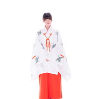白い千早を羽織った巫女の正月神社参拝装束の写真