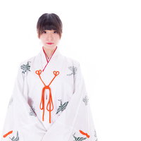 巫女装束をまとった女性の正座姿勢と伝統的な所作の写真
