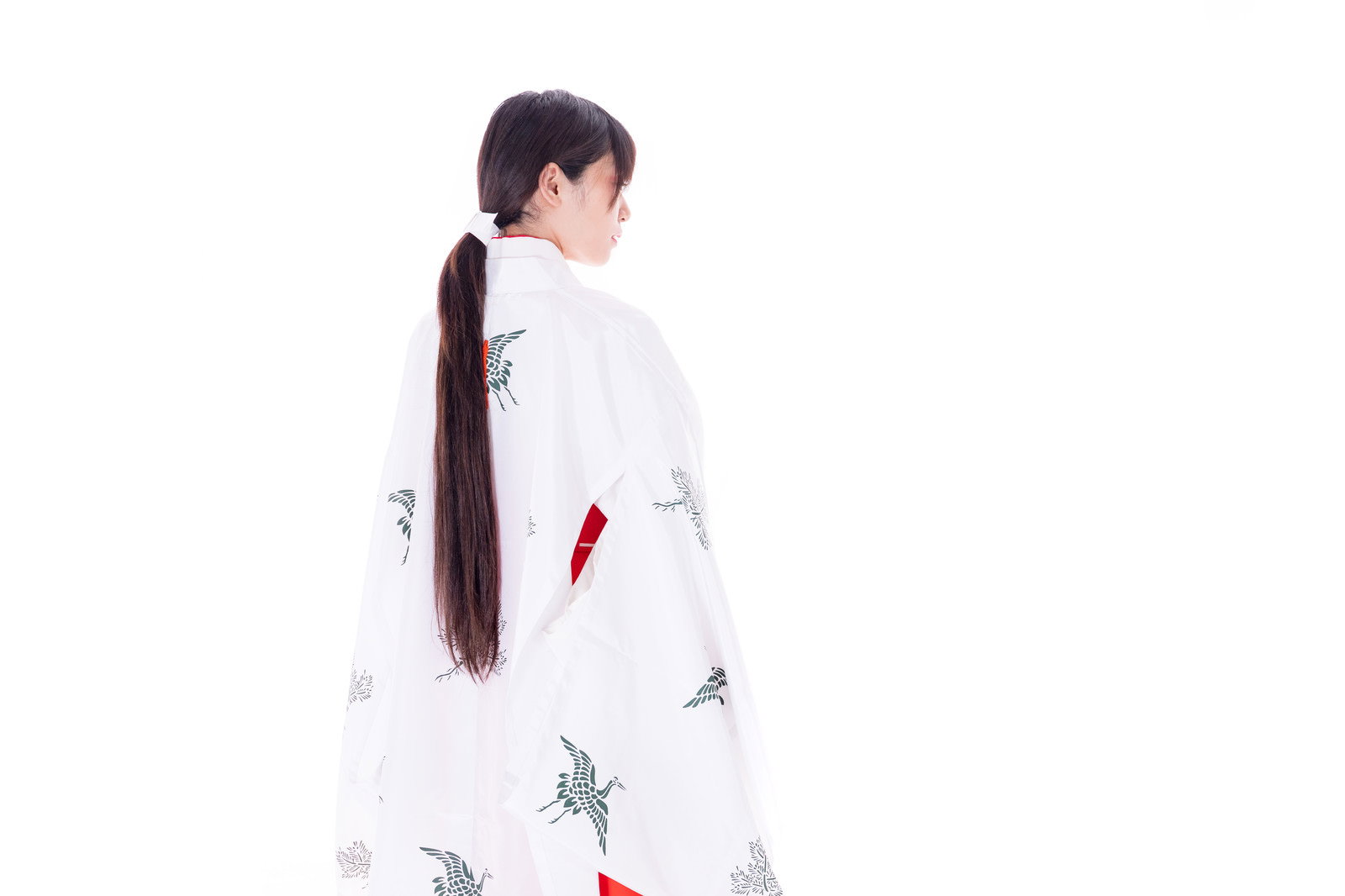 千早を羽織った巫女の後ろ姿［モデル：緋真煉］
