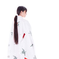 「千早」を羽織った巫女の後ろ姿の写真