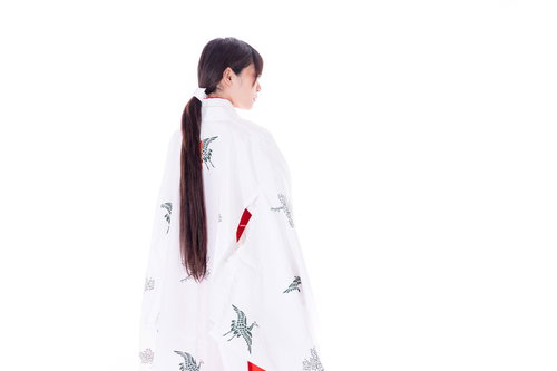 「千早」を羽織った巫女の後ろ姿