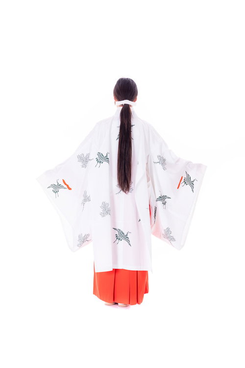 白い千早と赤い袴を身に着けた巫女の後ろ姿