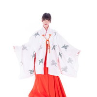 千早と緋袴を身に着けた巫女の正月神社参拝姿の写真