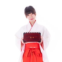 賽銭はこちらからと案内する巫女の神社参拝の写真