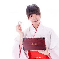 リップルと賽銭箱を持った白装束の巫女さんの写真