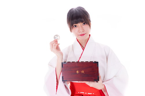 リップルと賽銭箱を持った白装束の巫女さん