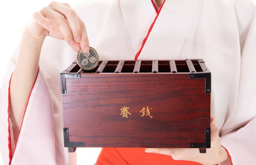 リップルをお賽銭箱に入れる巫女の仮想通貨参拝