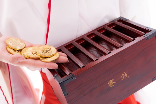 仮想通貨のビットコインでお賽銭をする女性