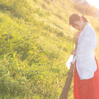 白衣と赤袴の巫女さんが竹ほうきを持つ神社での一日の写真