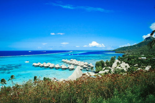 山に囲まれた港湾都市の夜景と灯りが映る海