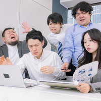 仕事上の課題に取り組むオフィスミーティングで意見が対立する場面の写真