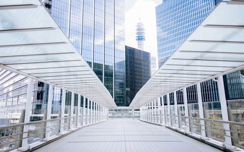 みなとみらい歩道橋から見る高層ビルと通信塔