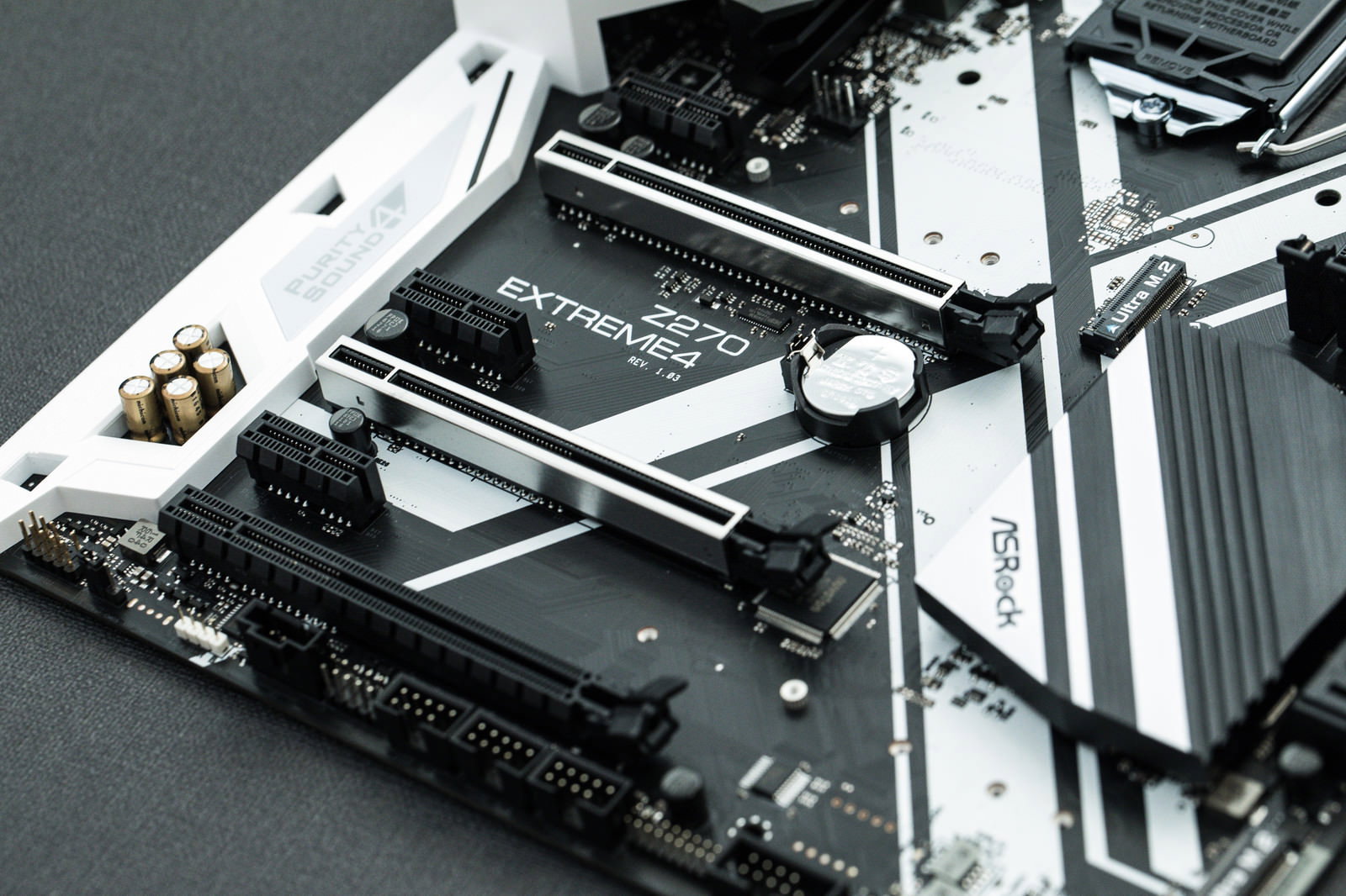 PCI Expressスロットが6つ配置されたマザーボードの基板