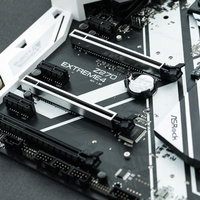 PCI-expressスロットが6つあるマザーボードの基板の写真