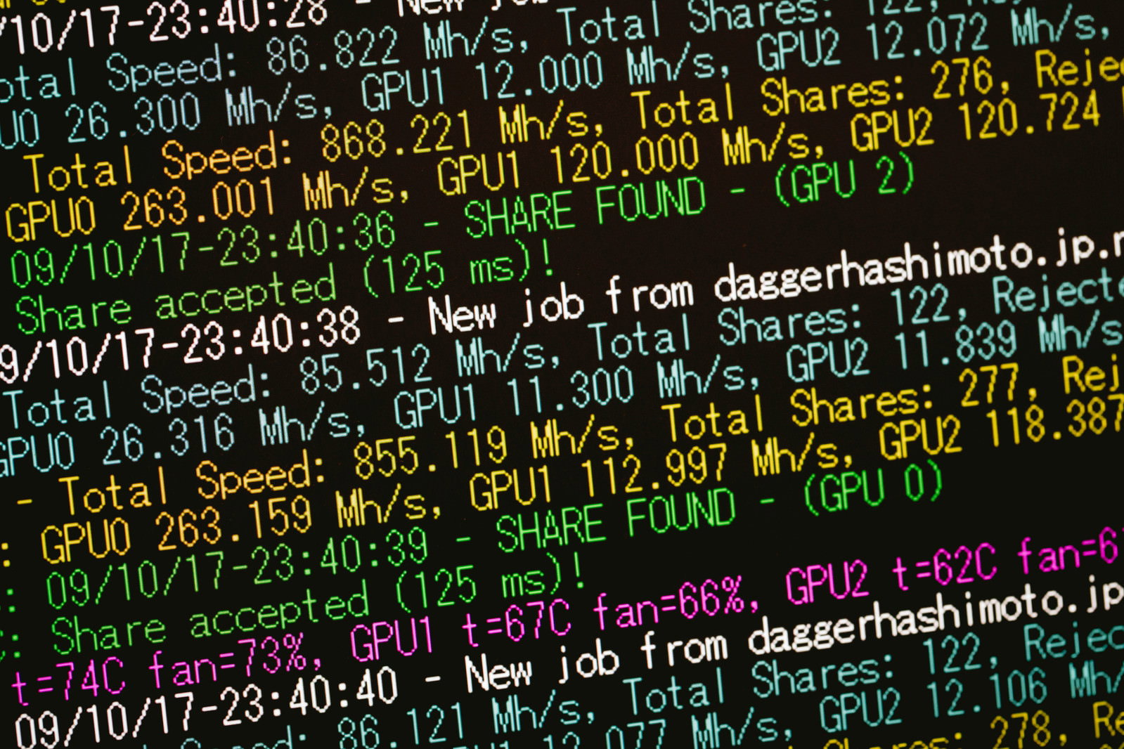 仮想通貨のマイニング作業中のコンピューター画面に緑色の文字でプログラムが表示されている