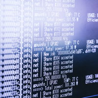 自動マイニングソフトでビットコインを採掘するパソコン画面の写真