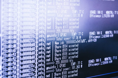 自動マイニングソフトでビットコインを採掘するパソコン画面
