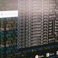 まな板の上でほうれん草を切り分ける包丁の写真