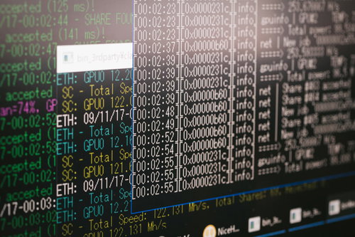 まな板の上でほうれん草を切り分ける包丁