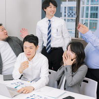 オフィスでチームワークを高めるディスカッションの写真