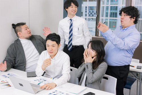 オフィスでチームワークを高めるディスカッション