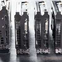 マイニング用のRADEONグラフィックボード4台の写真