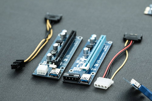 6ピンと4ピンの電源コネクタ付きライザーカード