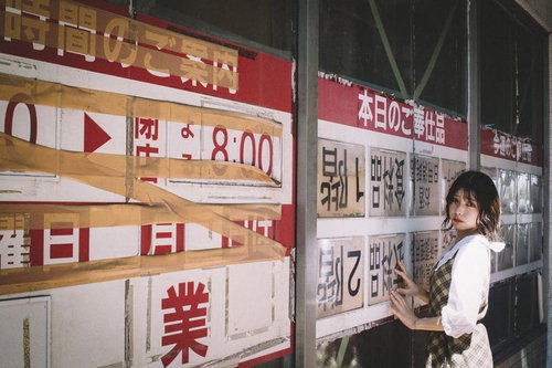 飾磨名店街の案内板を見に来た女性、昭和レトロな商店街の風景