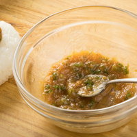 ししとう入りうま味噌をガラスボウルに盛った調理風景の写真