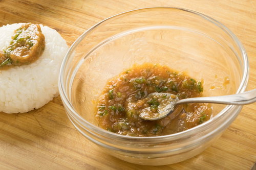 ししとう入りうま味噌をガラスボウルに盛った調理風景