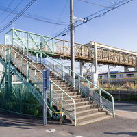 太宰が愛した三鷹のJR駅近くの陸橋と駅舎の風景の写真