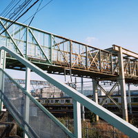 太宰治も愛した三鷹のJR跨線橋と緑色の階段の写真