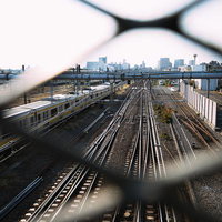 太宰治が愛した東京・三鷹の「跨線（ こせん ）橋」からの景観の写真