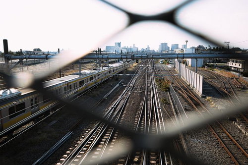太宰治が愛した東京・三鷹の「跨線（ こせん ）橋」からの景観