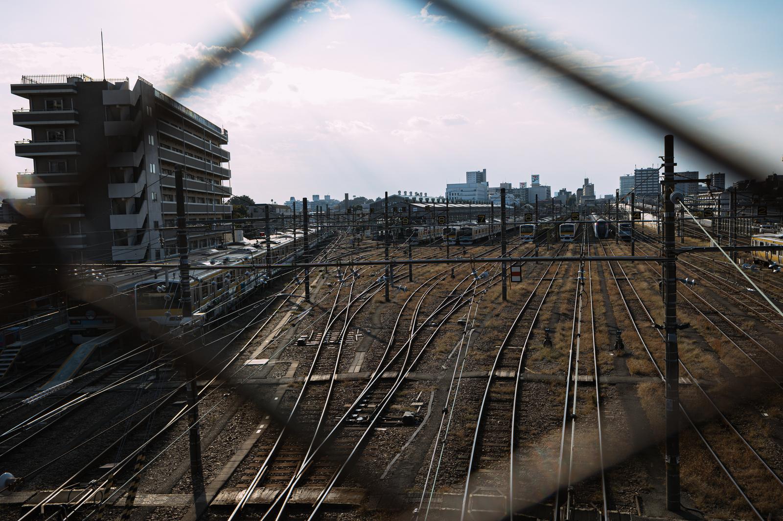 JR三鷹駅の陸橋から見た車両センターの線路と電車