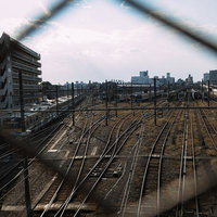 三鷹の陸橋から見えるJR車両センターと線路の写真