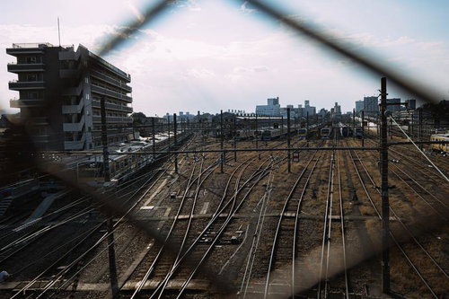 三鷹の陸橋から見えるJR車両センターと線路