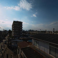 三鷹跨線橋の南階段上から見える町並みと線路景観の写真