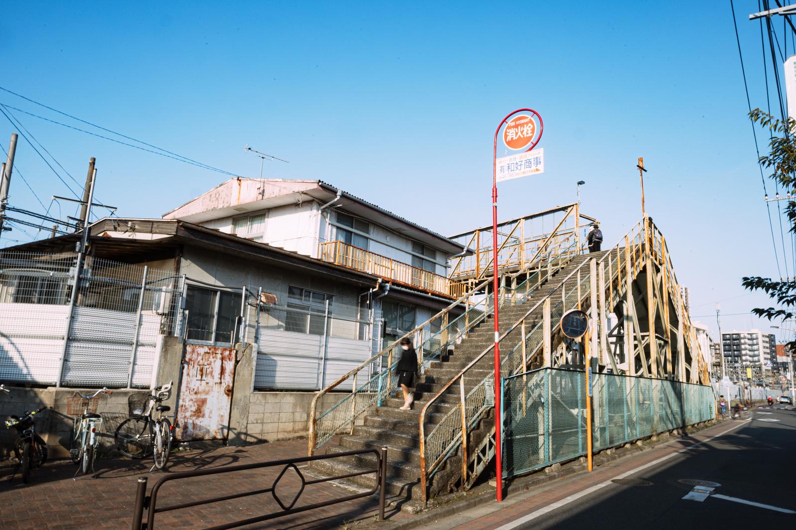 三鷹の陸橋から見た駅前の階段と昭和レトロな街並み