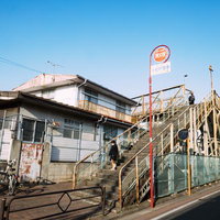 三鷹の陸橋で撮影した階段と昭和レトロな駅前風景の写真