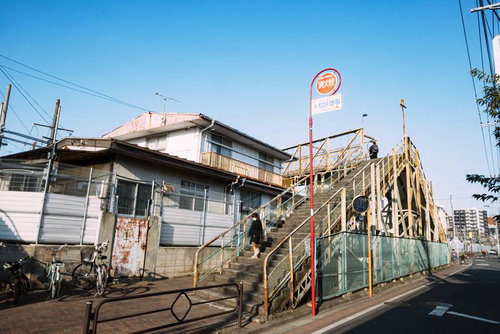 三鷹の陸橋で撮影した階段と昭和レトロな駅前風景