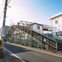 三鷹のJR陸橋（南方面）の階段と跨線橋の風景の写真