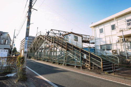 三鷹のJR陸橋（南方面）の階段と跨線橋の風景