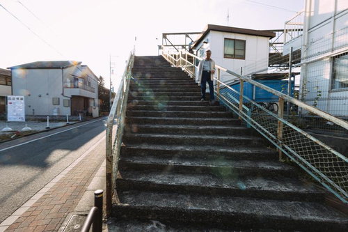 JR三鷹駅近くの陸橋に上がるコンクリート階段と跨線橋