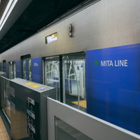 新横浜のホームに停車するMITA LINE電車の写真