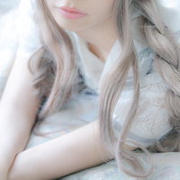 ベッドで寝転ぶ三編み女子のくつろぎ時間の写真